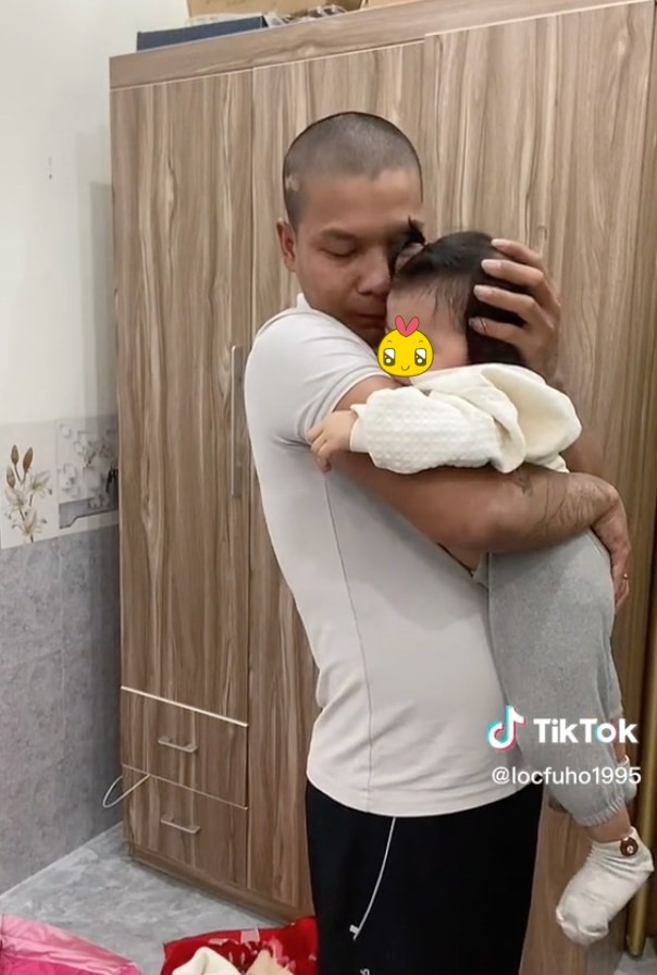 Cụ thể, Lộc Fuho còn thay cô dỗ con gái cưng ngủ. Cách anh nhẹ nhàng xoa đầu, thơm trán cô bé đã khiến nhiều người xem cảm thấy ấm lòng. Thậm chí, một số bình luận còn ngợi khen nam YouTuber rất ra dáng "người chồng, người cha mẫu mực của gia đình".