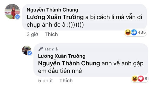 Tiền đạo Thành Chung vờ thắc mắc với đàn anh: "Anh bị cách ly mà vẫn đi chụp ảnh được à" và nhận ngay pha đáp trả gắt của Xuân Trường.