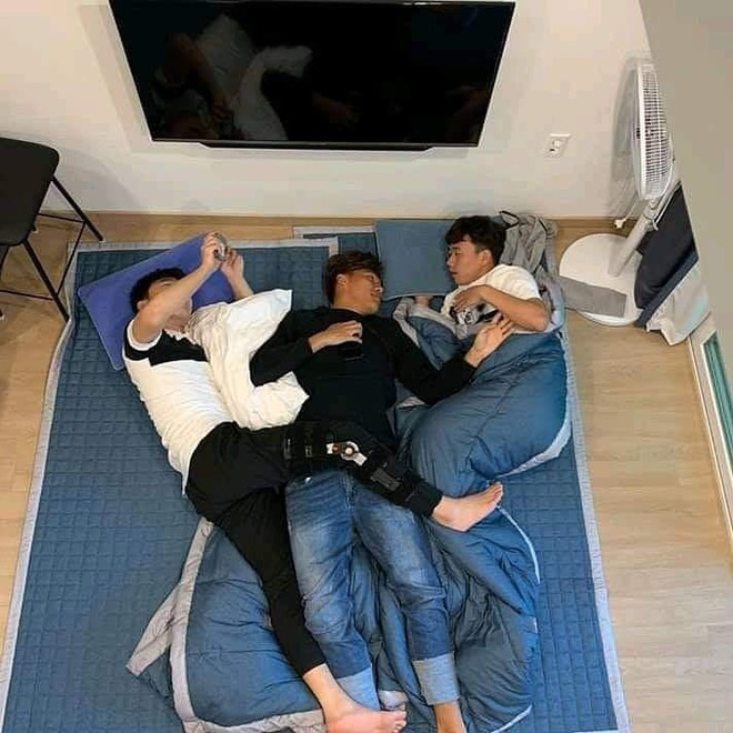 Trong thời gian ở Hàn Quốc, Xuân Trường cũng được dịp gặp gỡ những đồng đội như Minh Vương trong chuyến du lịch của tiền vệ người Thái Bình.