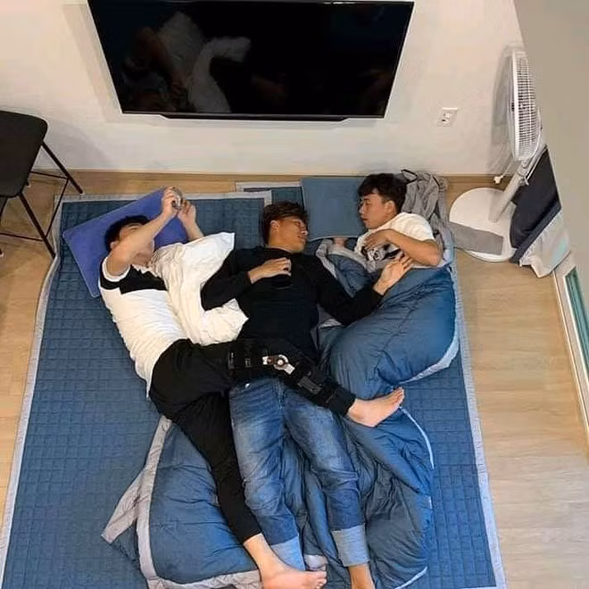 Trong thời gian ở Hàn Quốc, Xuân Trường cũng được dịp gặp gỡ những đồng đội như Minh Vương trong chuyến du lịch của tiền vệ người Thái Bình.