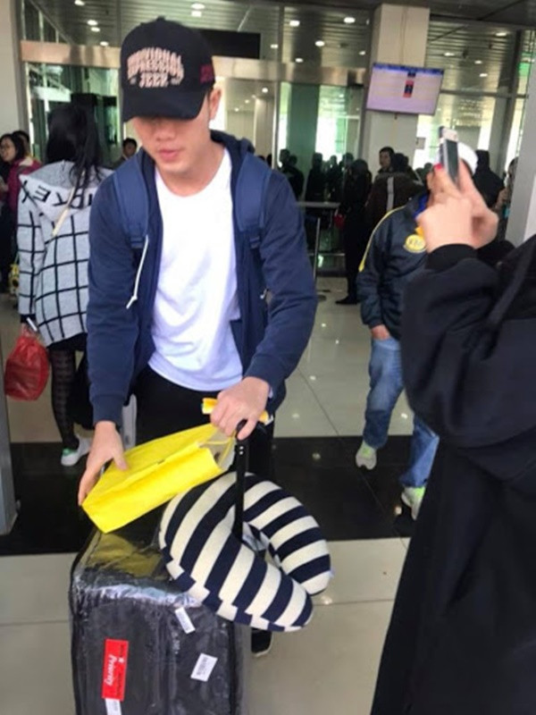 Tiền vệ Lương Xuân Trường là một trong 5 vận động viên đang điều trị chấn thương tại Hàn Quốc. Chân sút sinh năm 1995 có kế hoạch tập luyện hồi phục dây chằng đầu gối phải tại một phòng tập ở thủ đô Seoul và dự kiến đầu tháng 4 mới quay trở lại Việt Nam nhưng với việc bùng phát dịch Covid-19 ở Hàn Quốc, cầu thủ này đã về nước sớm trước 1 tháng.