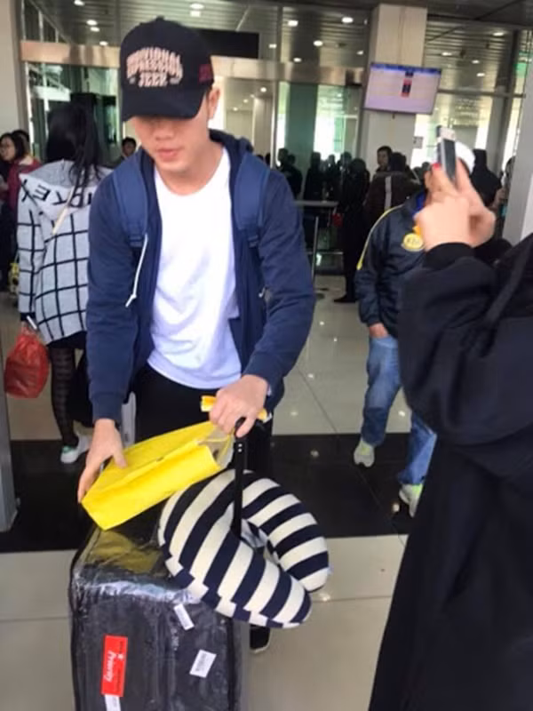 Tiền vệ Lương Xuân Trường là một trong 5 vận động viên đang điều trị chấn thương tại Hàn Quốc. Chân sút sinh năm 1995 có kế hoạch tập luyện hồi phục dây chằng đầu gối phải tại một phòng tập ở thủ đô Seoul và dự kiến đầu tháng 4 mới quay trở lại Việt Nam nhưng với việc bùng phát dịch Covid-19 ở Hàn Quốc, cầu thủ này đã về nước sớm trước 1 tháng.