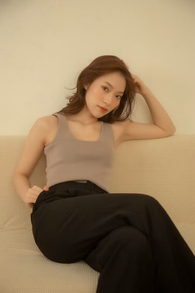 Trong suốt thời gian ngồi ghế nhà trường, Khánh Vy luôn cho thấy là một cô sinh viên "đa zi năng" khi cộng tác với các đài truyền hình ở vị trí dẫn chương trình.