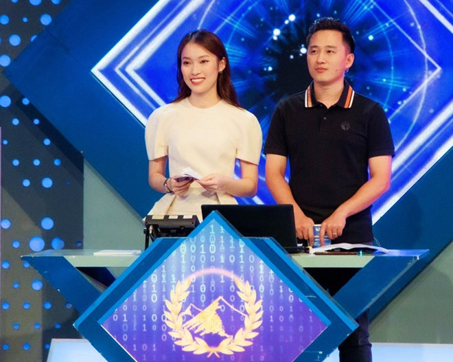 Trong kỳ thi THPT Quốc gia 2016, Khánh Vy đạt 28,03 điểm và xuất sắc trúng tuyển Đại học Ngoại thương, Học viện Ngoại giao, Học viện Báo chí Tuyên truyền và Đại học FPT.