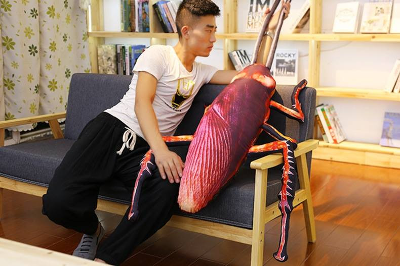 Đây không phải là lần đầu tiên loài gián được lấy hình mẫu để sản xuất ra những món đồ độc đáo như thế này. Trước đó, vào mùa hè năm 2016, một công ty ở Mỹ cũng đã tung ra thị trường một loại phao nằm với hình dáng một chú gián khổng lồ.