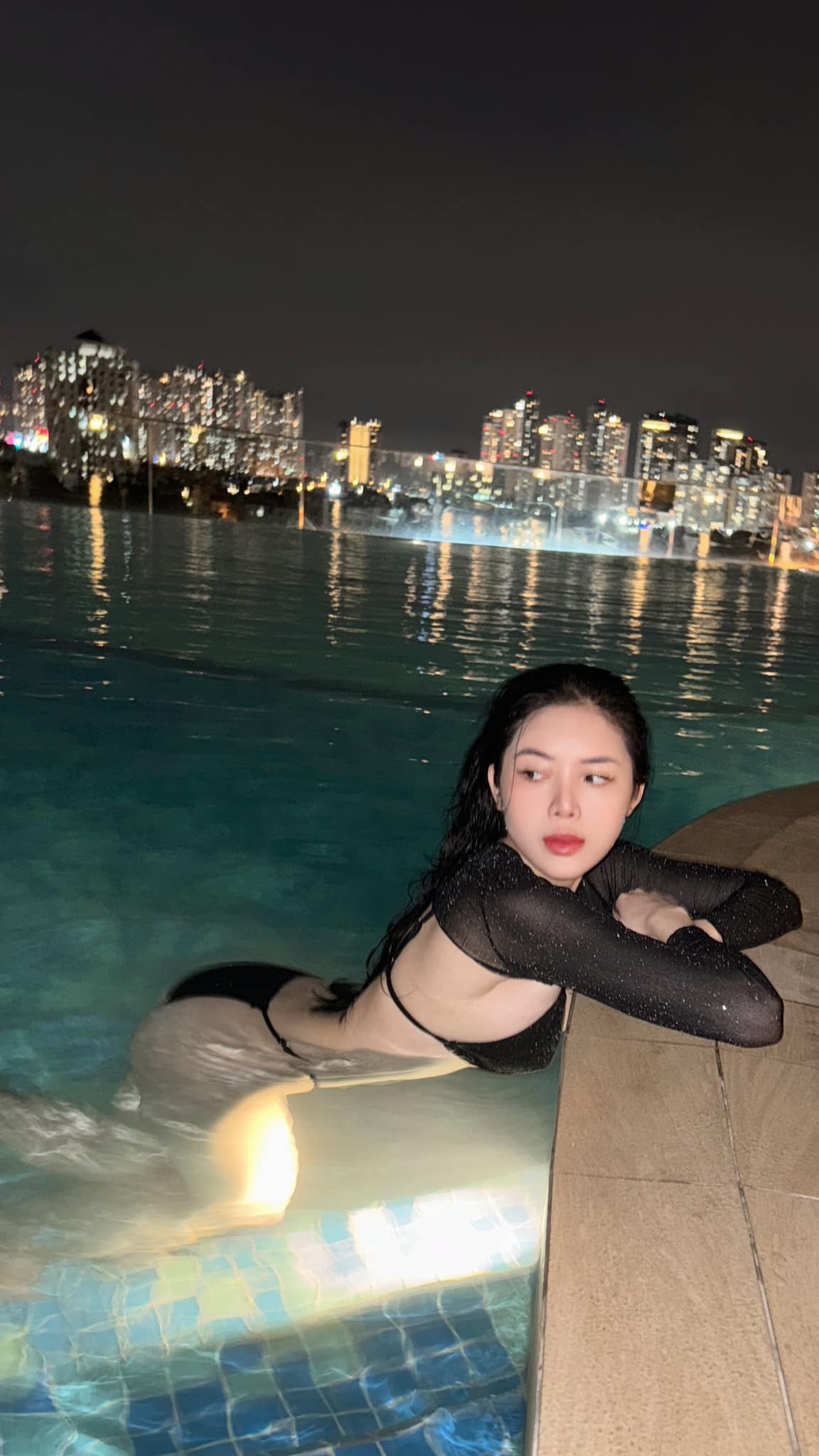 Là tiếp viên hàng không lại sở hữu nhan sắc và vóc dáng ấn tượng, Quế Chi được truyền thông lẫn người hâm mộ ưu ái gọi với biệt danh "nữ tiếp viên hàng không vạn người mê", "hot girl ngành hàng không", "hoa hậu ngành hàng không",...