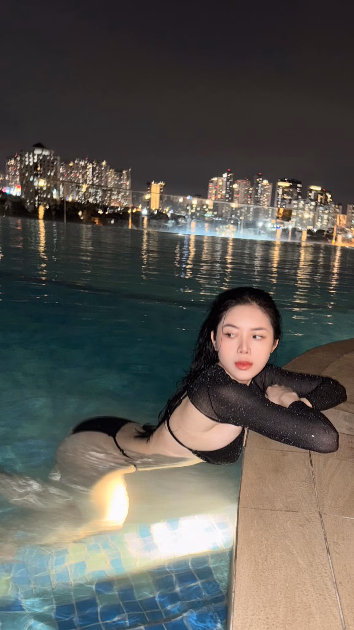 Là tiếp viên hàng không lại sở hữu nhan sắc và vóc dáng ấn tượng, Quế Chi được truyền thông lẫn người hâm mộ ưu ái gọi với biệt danh "nữ tiếp viên hàng không vạn người mê", "hot girl ngành hàng không", "hoa hậu ngành hàng không",...