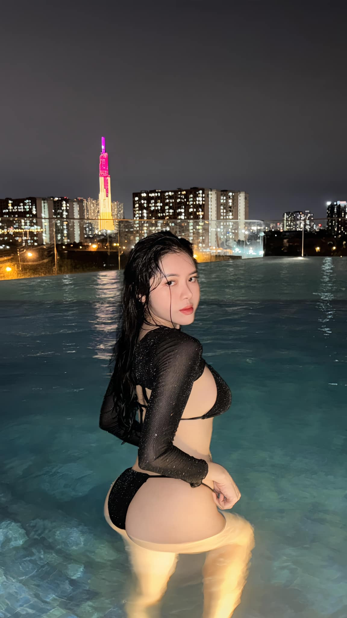 Quế Chi (sinh năm 1996, ở TP.HCM) được nhiều người biết đến khi tham gia vào nhóm thiện nguyện "Mai táng 0 đồng" trong đợt dịch COVID-19 vào năm 2021.