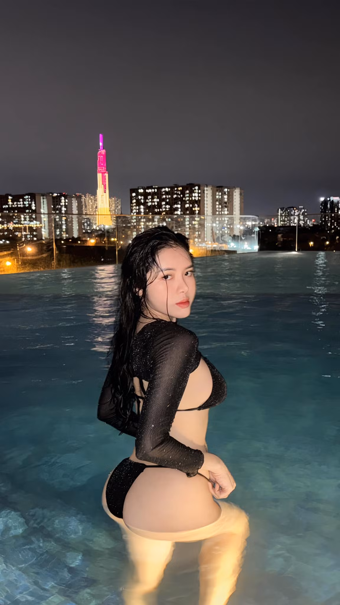 Quế Chi (sinh năm 1996, ở TP.HCM) được nhiều người biết đến khi tham gia vào nhóm thiện nguyện "Mai táng 0 đồng" trong đợt dịch COVID-19 vào năm 2021.