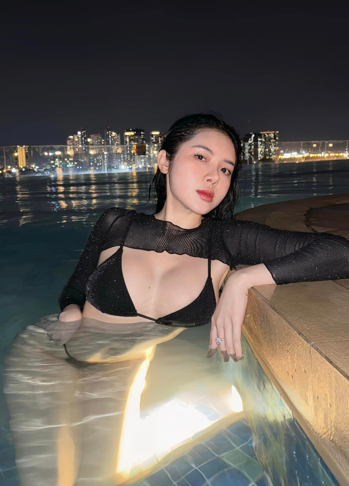 Quế Chi cũng không quên chăm sóc bản thân để cả nhan sắc lẫn body ngày càng thăng hạng. Cô chọn yoga bay để luyện tập mỗi ngày.