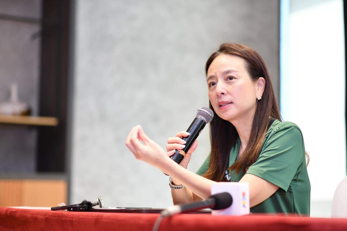 Sau đó, nữ tỷ phú xinh đẹp này đã được bổ nhiệm vào vai trò Trưởng đoàn đội tuyển quốc gia Thái Lan và U23 Thái Lan bởi Liên đoàn Bóng đá Thái Lan (FAT).