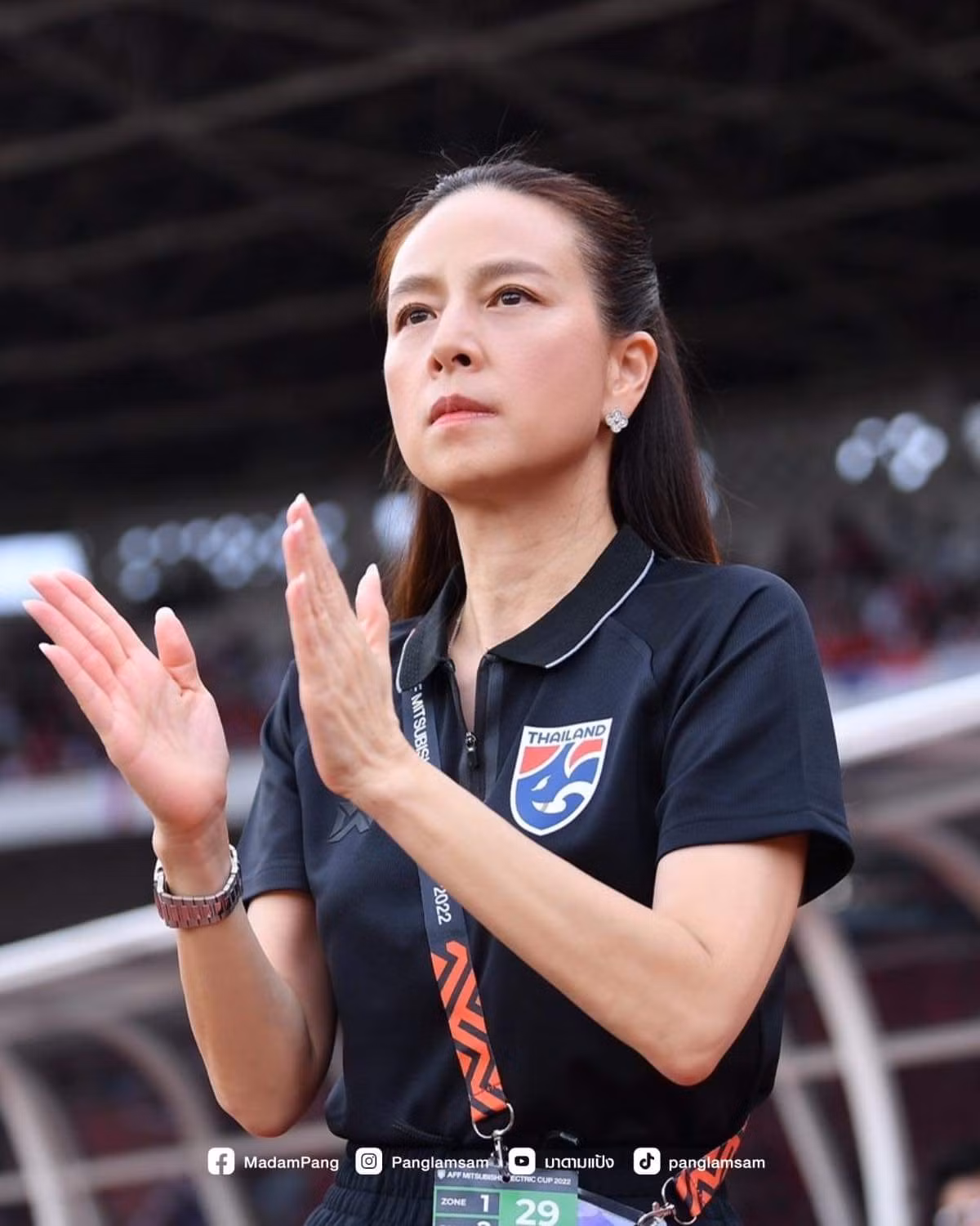 Không chỉ có chỗ đứng vững chắc trong giới kinh doanh, bà Pang cũng là nhân vật khá máu mặt trong giới chính trị khi từng là trợ lý tổng thư ký của đảng Dân chủ Thái Lan từ năm 2006 đến năm 2016.