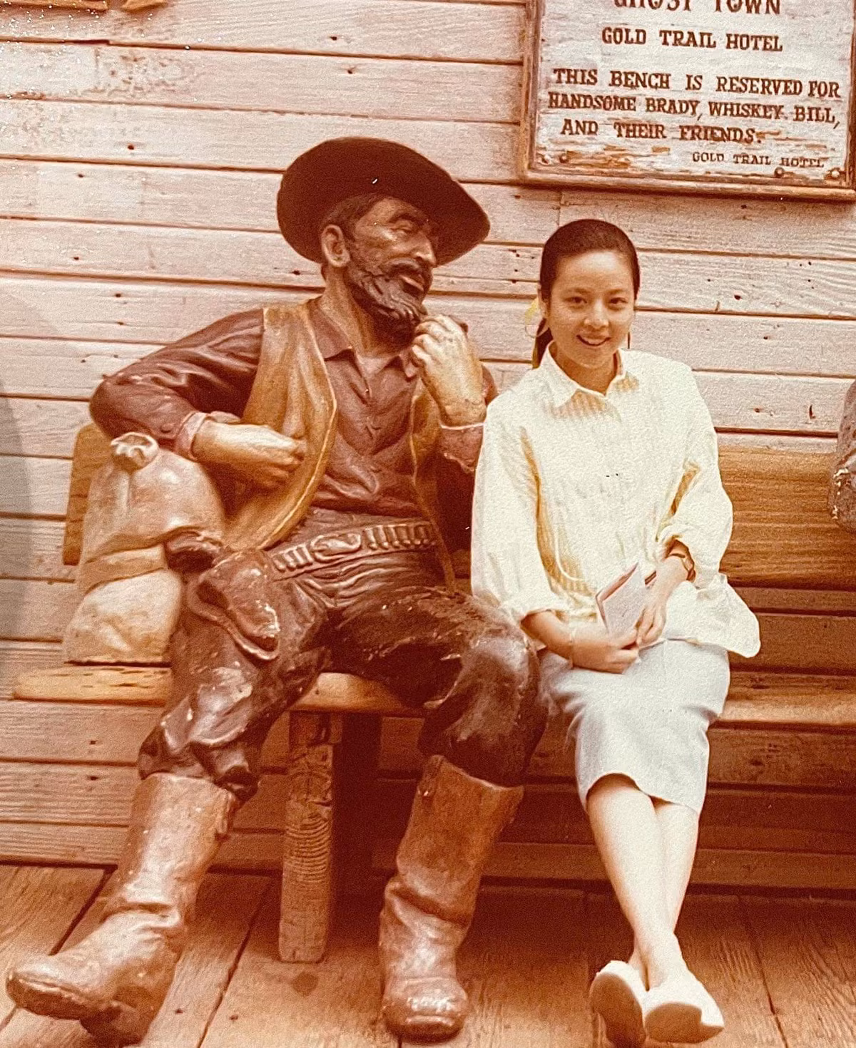 Madam Pang là thế hệ đời thứ 5 của gia tộc dòng họ Lamsam - 1 gia tộc gốc Hoa giàu có nổi tiếng lâu đời tại Thái Lan. Trước đây, họ Lamsam đã gây dựng cơ nghiệp từ đầu thế kỉ 20 ở lĩnh vực xay xát gạo và kinh doanh gỗ.