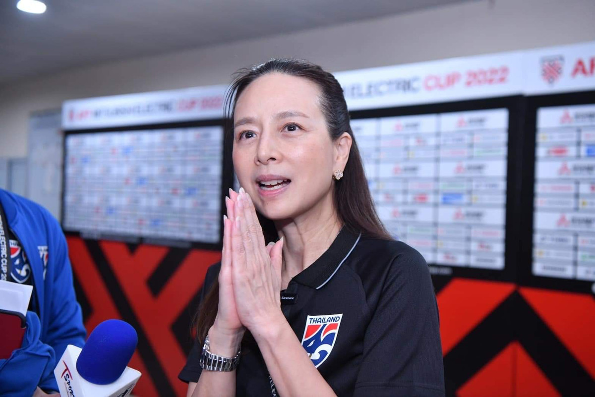 Với tài kinh doanh của mình, trước đây, Madam Pang từng là người đầu tiên nhập khẩu nhiều sản phẩm thời trang của nhiều thương hiệu xa xỉ, đắt đỏ từ nước ngoài về Thái Lan để phân phối lại. Một số nhãn hàng điển hình mà bà đã nhập về là Hermes, Blumarine, Christofle, Tod's, Emporio Armani, Rodo,...