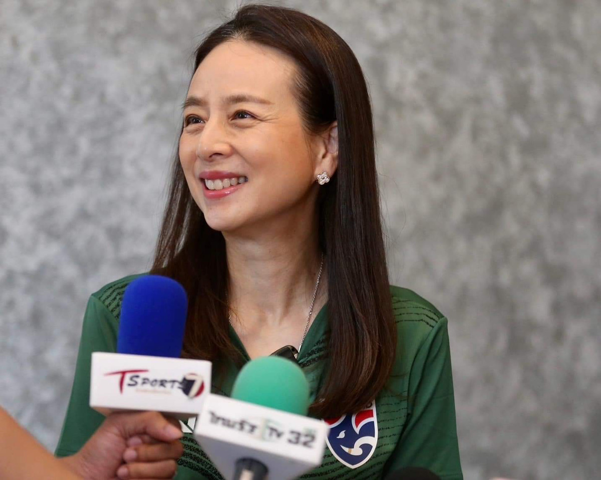 Giàu có, quyền lực, xinh đẹp, bóng hồng của gia tộc Lamsam còn dành niềm đam mê và sự gắn bó cho bóng đá Thái Lan. Bà còn là Tổng giám đốc của đội tuyển bóng đá nữ Thái Lan.