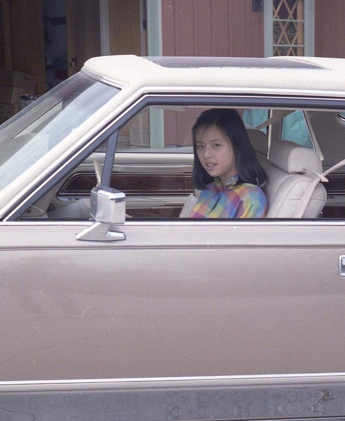 Sau đó, gia tộc Lamsam tiếp tục trở thành bá chủ trong lĩnh vực ngân hàng và bảo hiểm. Madam Pang từng theo học chuyên ngành Marketing của Đại học Chulalongkorn nổi tiếng tại Thái Lan. Sau khi có được tấm bằng cử nhân, nữ tỷ phú tiếp tục học để trở thành Thạc sỹ Quản lý tại Đại học Boston ở Mỹ.