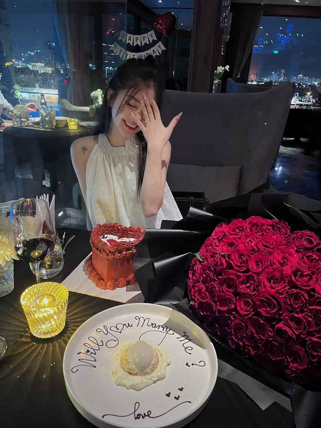 Hot girl Gen Z sở hữu hàng trăm nghìn lượt theo dõi trên Facebook nhưng cũng nhận những rủi ro, đồn thổi tai tiếng. Không ít lời gạ gẫm từ người đàn ông đã có bạn gái hoặc có gia đình.