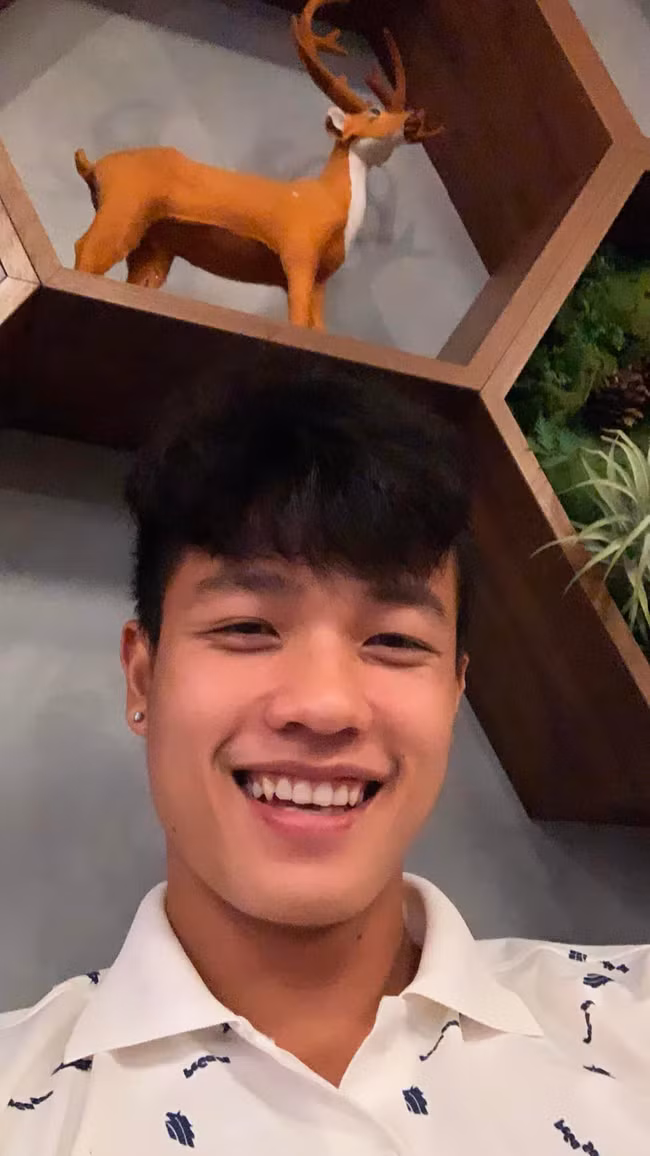 Điều được hội fan girl tò mò nhất chính tình trạng yêu đương của Lương Duy Cương. Theo nguồn tin từng xuất hiện trên mạng thì cầu thủ U23 Việt Nam đã có bạn gái, thậm chí hồi giữa tháng 3 vừa qua, cô nàng còn từng hộ tống bạn trai lên tuyển bằng xe riêng.