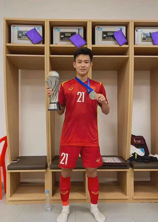 Nếu như trong làng bóng đá, Phan Tuấn Tài (SN 2001) được xem là phát hiện mới của HLV Park Hang Seo thì với phe thích ngắm trai đẹp, chàng cầu thủ cũng là một nhân vật tiềm năng.