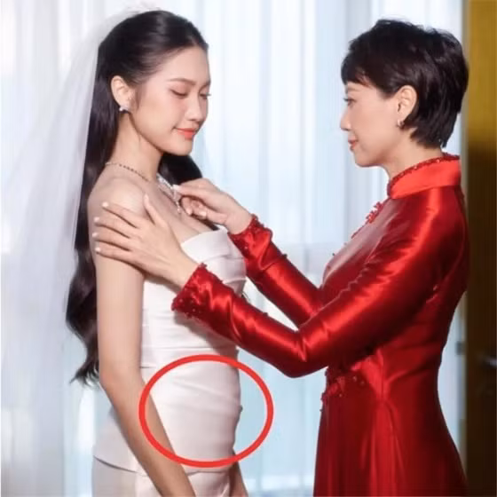 Doãn Hải My trang điểm nhẹ nhàng nhưng vẫn bật lên được nhan sắc xinh đẹp. Đáng chú ý, nếu như mọi khi người đẹp chuộng trang phục bó sát khoe vòng eo thon gọn.