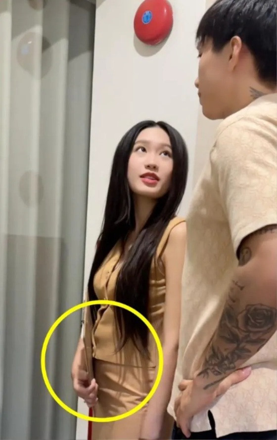 Bên cạnh cô dâu - chú rể, sự xuất hiện của bà xã Đoàn Văn Hậu cũng nhanh chóng là tâm điểm chú ý của mọi người xung quanh.