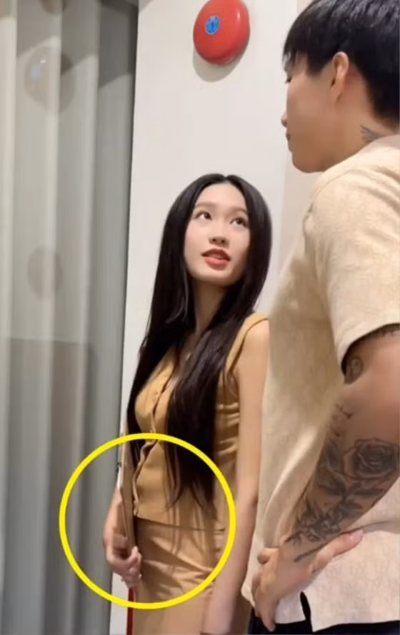 Bên cạnh cô dâu - chú rể, sự xuất hiện của bà xã Đoàn Văn Hậu cũng nhanh chóng là tâm điểm chú ý của mọi người xung quanh.