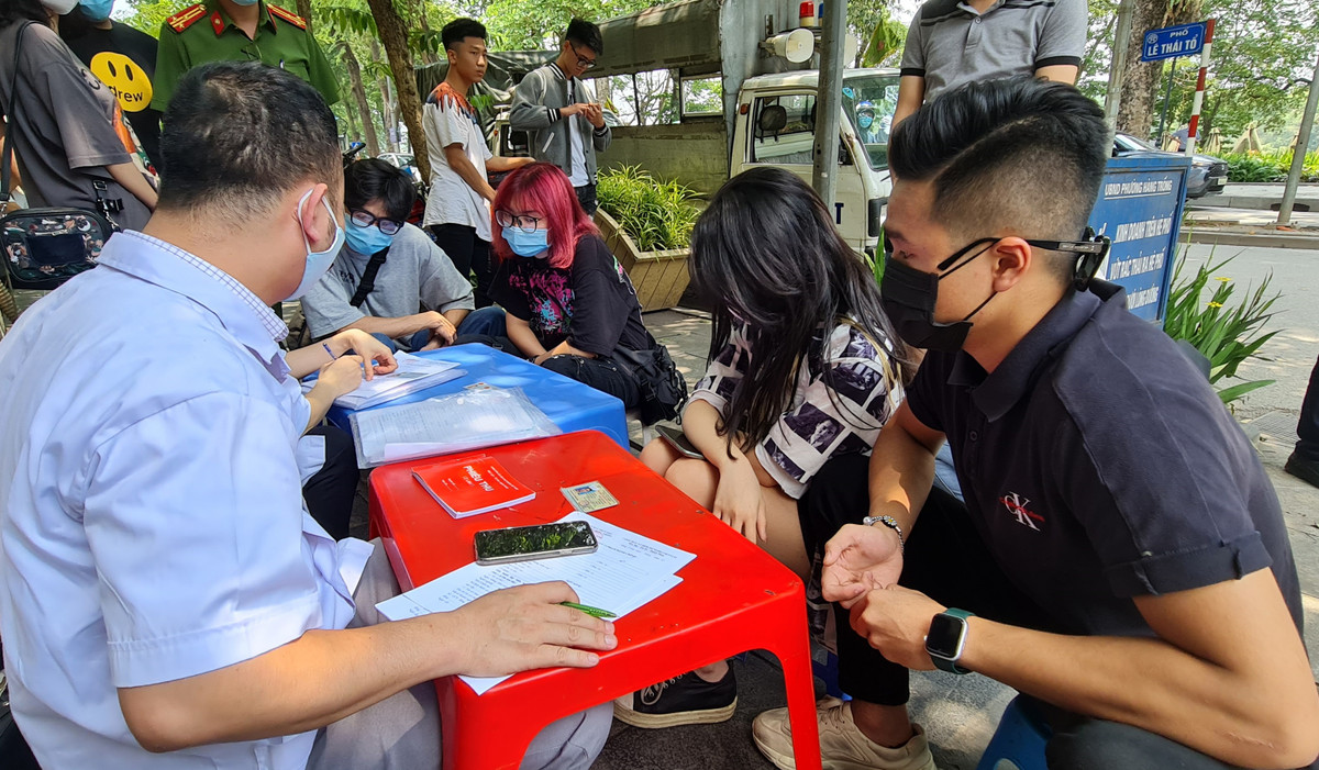 Bên cạnh việc ra quân xử phạt việc không đeo khẩu trang nơi công cộng, công an quận Hoàn Kiếm cũng tới từng cơ sở lưu trú để kiểm tra tình hình việc khai báo y tế.