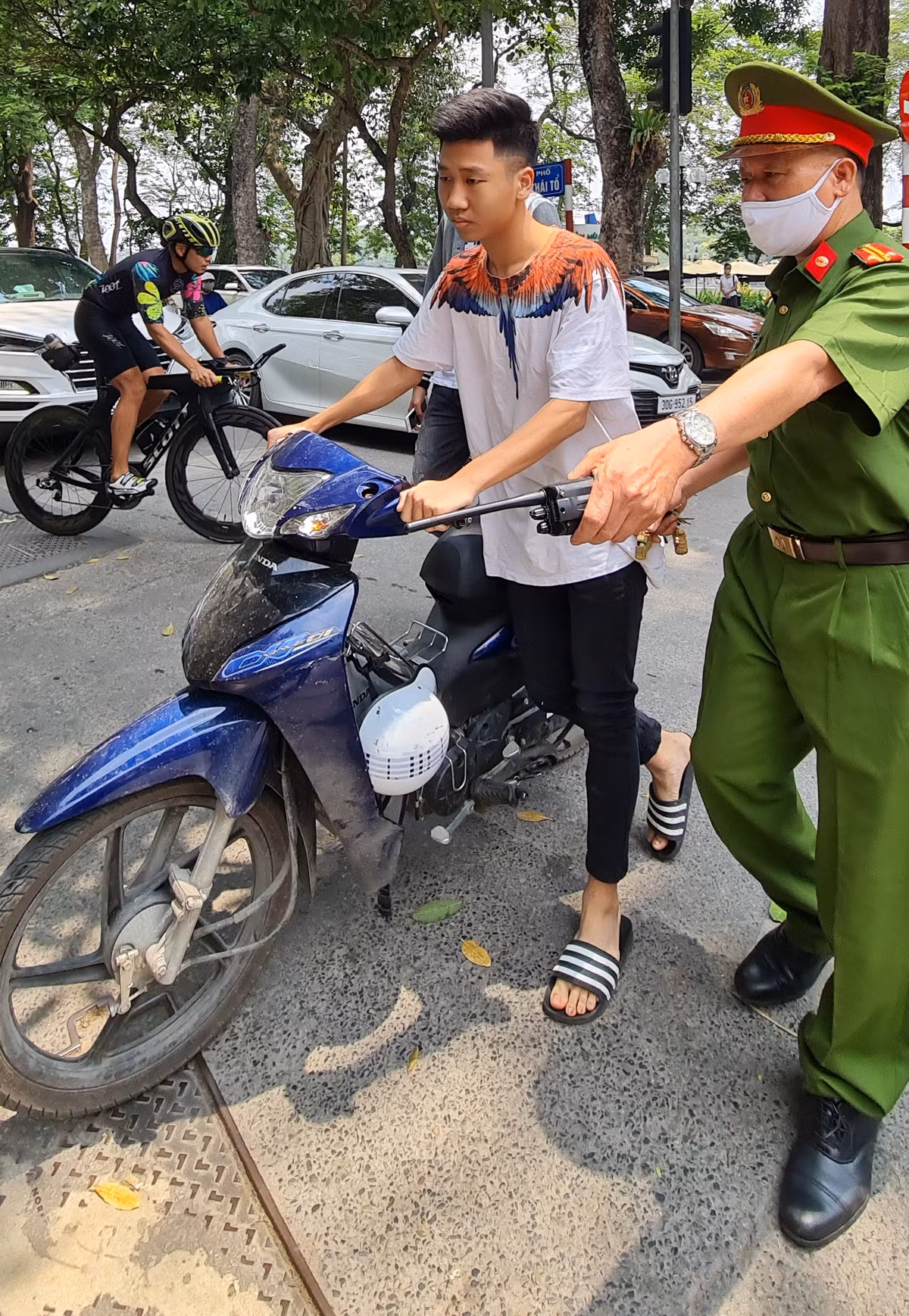 Ghi nhận tại khu vực trước cổng Công an quận Hoàn Kiếm, đa phần người dân đều chấp hành tốt việc đeo khẩu trang nơi công cộng. Tuy nhiên, vẫn còn một bộ phận xem nhẹ việc chống dịch mà cả nước đang chung sức thực hiện.