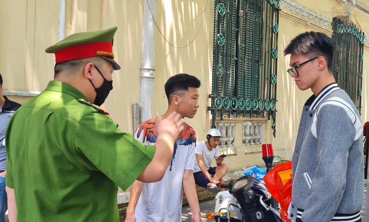 Cùng với việc nhắc nhở, xử phạt, lực lượng chức năng trên địa bàn quận Hoàn Kiếm cũng dùng tới loa phóng thanh liên tục đưa ra các thông điệp phòng dịch đến người dân.