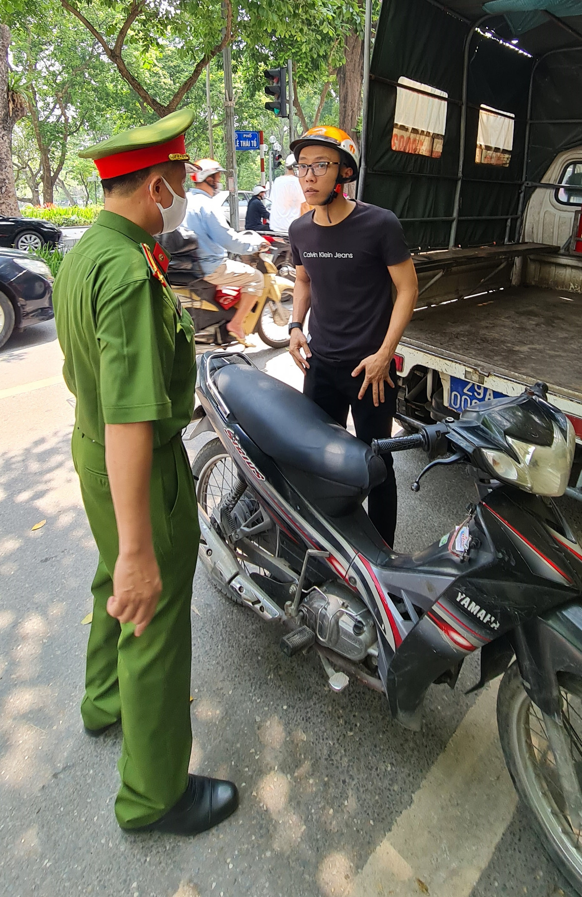 Một trường hợp không đeo khẩu trang bị công an quận Hoàn Kiếm dừng xe và xử phạt