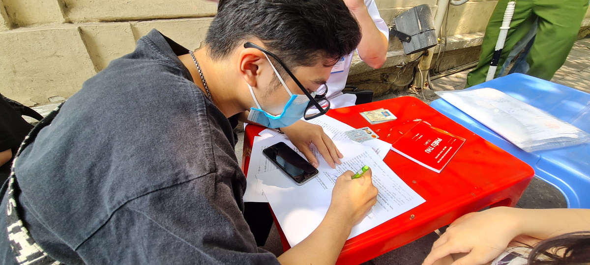 Chia sẻ với PV, đồng chí Nguyễn Tài Nghĩa - Trưởng Công an phường trên địa bàn quận Hoàn Kiếm chia sẻ: "Ngay từ 0h ngày 30/4, 100% quân số của Công an phường đã nhận nhiệm vụ vừa tuyên truyền, vừa kiểm tra các cơ sở lưu trú, nhà nghỉ trên địa bàn phường nhằm nâng cao ý thức chống dịch cho người dân và rà soát lại các trường hợp khả nghi liên quan đến dịch bệnh..."