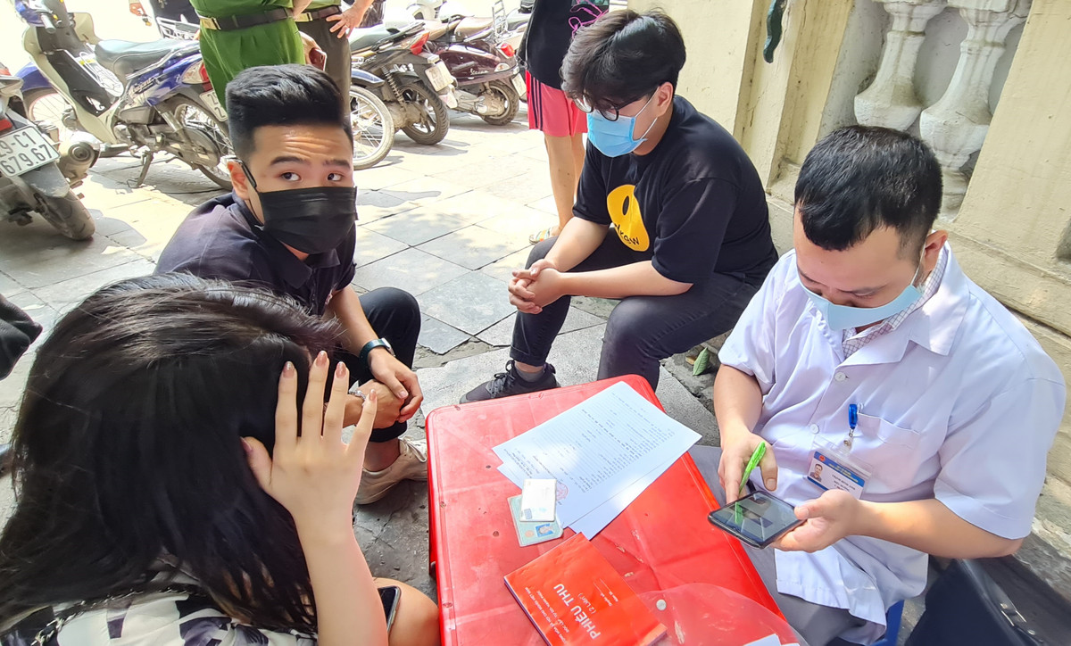 Chỉ trong ít giờ ra quân, chốt kiểm tra người dân đeo khẩu trang nơi công cộng của Công an quận Hoàn Kiếm đã xử phạt nhiều trường hợp.