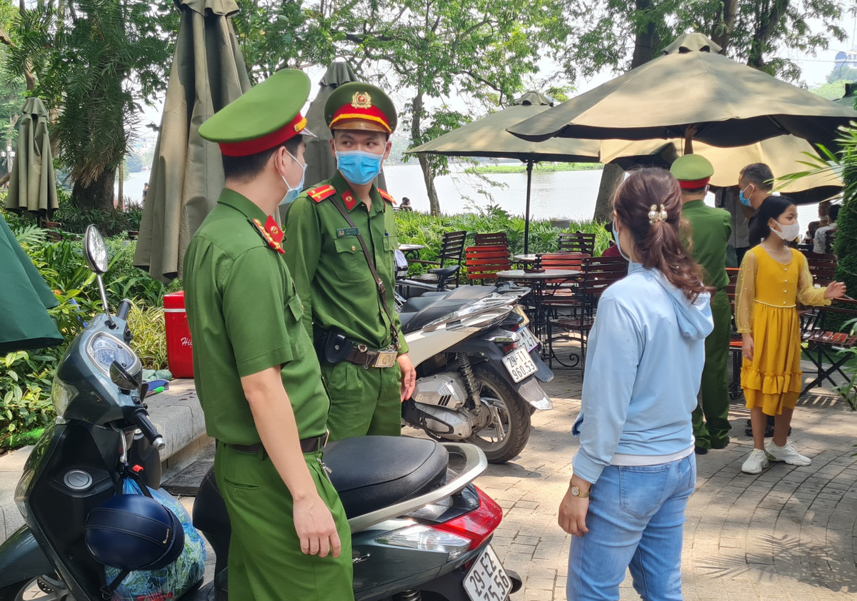 Công an Quận Hoàn Kiếm nhấc nhở chủ quán cafe và khách nâng cao tinh thần phòng chống dịch.