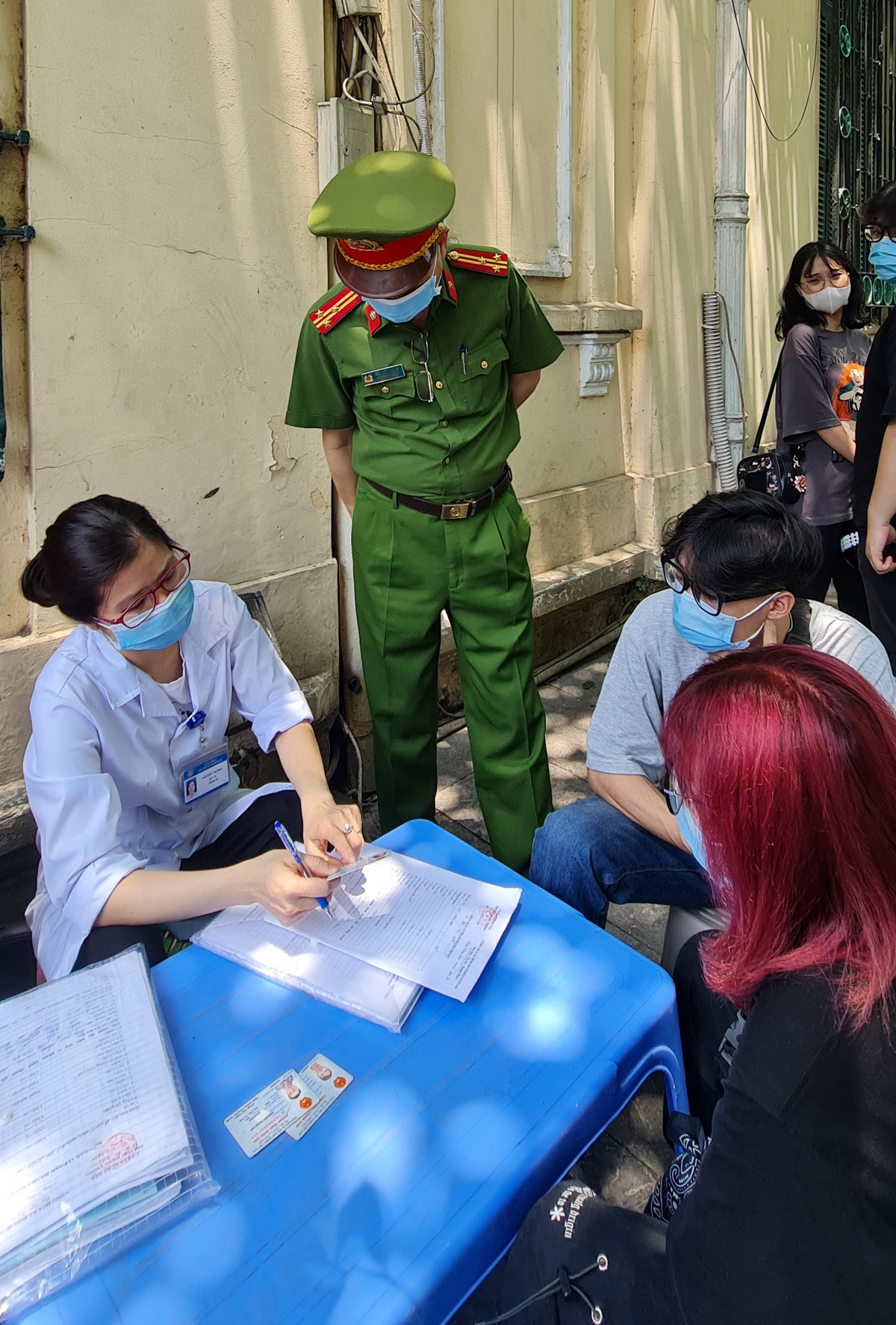 Bên cạnh việc xử phạt hành chính, công an phường cũng đưa ra những lời răn đe, nâng cao tinh thần phòng chống dịch.