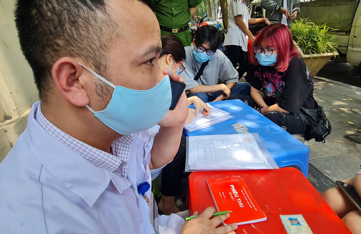 Chia sẻ với PV, Thượng tá Bùi Văn Đang, Phó Trưởng Công an quận Hoàn Kiếm cho biết, trước diễn biến phức tạp của dịch bệnh chúng tôi đã đồng loạt ra quân "mạnh tay" xử phạt không đeo khẩu trang nơi công cộng. Không có trường hợp nào là ngoại lệ"