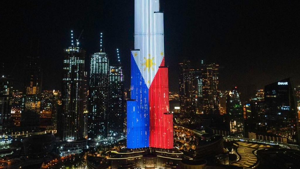 Chiếu cờ trên màn hình LED quanh tháp Burj Khalifa là nghi thức để chính quyền UAE thể hiện sự tôn trọng với các đối tác đặc biệt. Trước đó, du khách đến Dubai có thể nhìn thấy hình ảnh quốc kỳ Panama, Philippines. Lá cờ Vương quốc Anh cũng từng được chiếu đánh dấu sinh nhật Nữ hoàng Elizabeth II. Ảnh: The National.