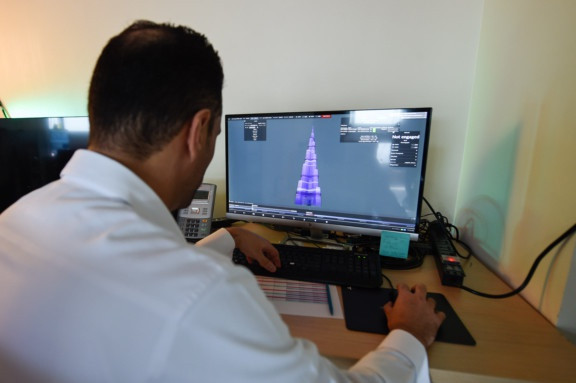 Một căn phòng trong tòa Burj Khalifa dùng để điều khiển màn hình. Hình ảnh cần chiếu được bật trên chiếc máy tính kết nối với máy chủ chính (còn gọi là bộ não). Tín hiệu về màu sắc được máy chủ chính truyền đến những máy chủ nhỏ hơn bằng cáp quang để thắp sáng từng bóng LED. Ảnh: Gulf News, Burj Khalifa.