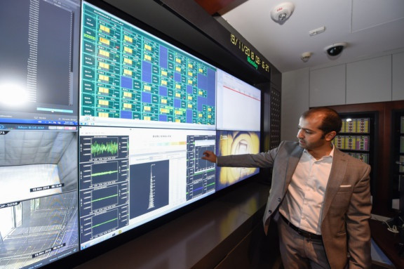 Phòng điều khiển màn hình LED chỉ có bàn ghế, những chiếc máy tính, bộ cấp nguồn và máy chủ chính. Không nhiều người biết đến sự tồn tại của căn phòng này. Ảnh: Gulf News.