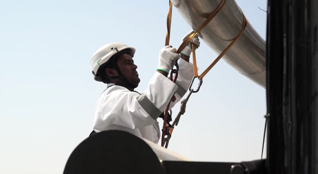 Công trình được hoàn thành trong 47 ngày. Kris Vloemans, Giám đốc cấp cao dự án cho biết điều kiện thời tiết ở độ cao hàng trăm mét như bão cát, mưa gió khiến công việc của các kỹ sư thường bị gián đoạn. Ảnh: Burj Khalifa.