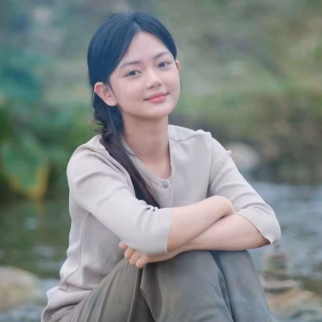 Theo tìm hiểu, cô "thôn nữ" Gen Z này có tên Nguyễn Lâm Anh (sinh năm 2003) hiện đang là sinh viên năm thứ hai, trường Đại học Vinh, Nghệ An. Trong các video của mình, gen Z này gây ấn tượng với hình ảnh cô gái nông thôn hiền lành và dễ thương.