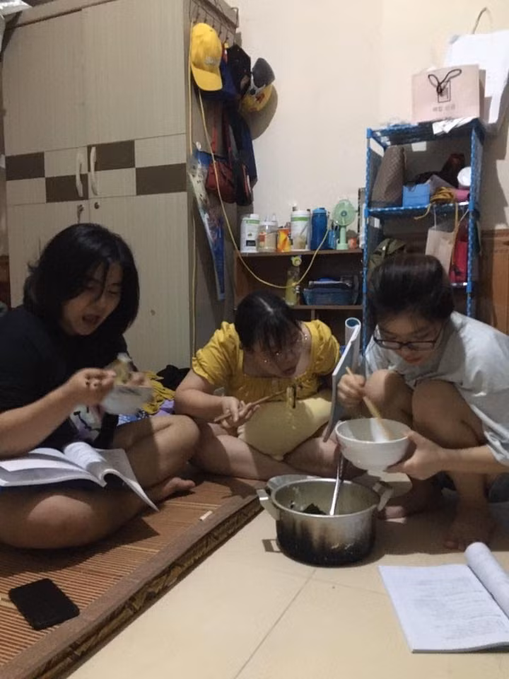 Ăn vội còn đi thi. (Ảnh: Dương Thu Hương)