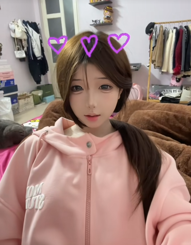 Trước những tranh cãi về ngoại hình, cô nàng "trùm FreeFire" không tỏ ra buồn bã hay tức giận. Cô nàng thản nhiên đăng tải nhiều khoảnh khắc khác của bản thân.