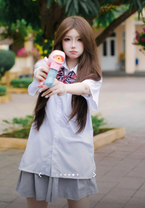 Với gương mặt xinh xắn, đôi mắt to tròn và làn da trắng sáng, cô nàng có vẻ đẹp khá thu hút, nhưng điều này không có nghĩa là tất cả mọi người đều đồng tình.