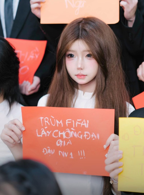 Chưa biết kỹ năng chơi game của cô nàng đến đâu nhưng sự tự tin cùng nhan sắc của cô trở thành chủ đề bàn tán xôn xao.