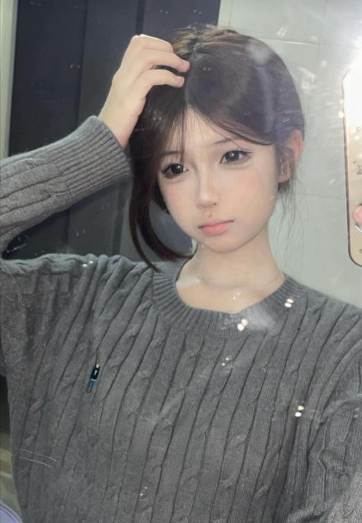 Hiện mọi thông tin về cô nàng hot girl tự nhận mình là "trùm Free Fire" rất ít và là ẩn số khiến nhiều người tò mò tìm hiểu.