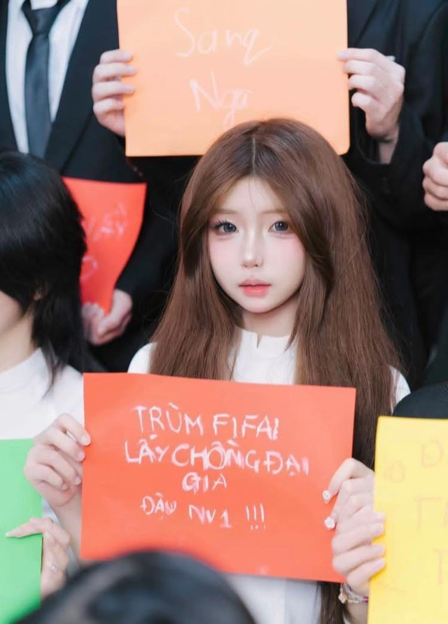 Mới đây, trong buổi chụp kỉ yếu của mình, hot girl sở hữu hơn 72.000 lượt theo dõi tự tin bày tỏ tâm tư trên bảng nguyện vọng rằng: "Trùm Fifai, lấy chồng đại gia, đậu NV1".