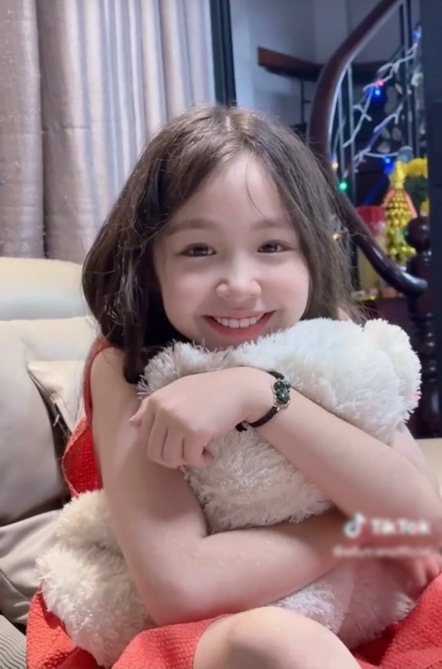 Không chỉ có Cadie Mộc Trà, con trai của Elly Trần - Alfie Túc Mạch hiện 7 tuổi cũng luôn yêu thương và ở bên cạnh.