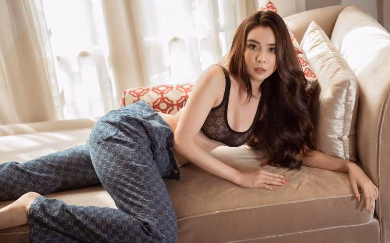 Đặc biệt, Huỳnh Vy cũng là một trong số ít những Hoa hậu sở hữu khung xương đẹp của Vbiz. Lợi thế này giúp cô chinh phục hoàn hảo mọi kiểu trang phục từ cắt xẻ đến ôm sát.