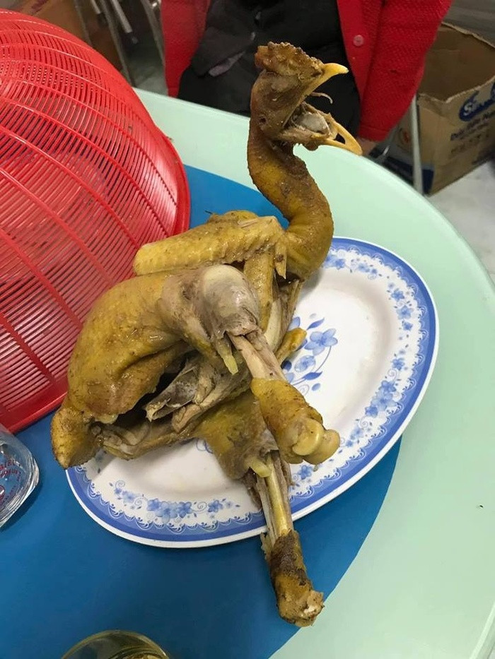 Do luộc hơi quá lửa nên chú gà cúng này bị lột sạch da đùi.