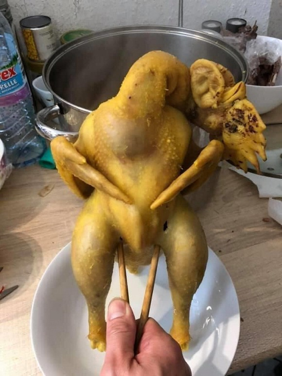 Tiêu chí luộc gà cúng để thắp hương gồm nguyên con vừa ngon vừa đẹp không sứt sẹo để dâng lên tổ tiên.